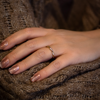 Hazel ring i forgyldt sølv båret på finger