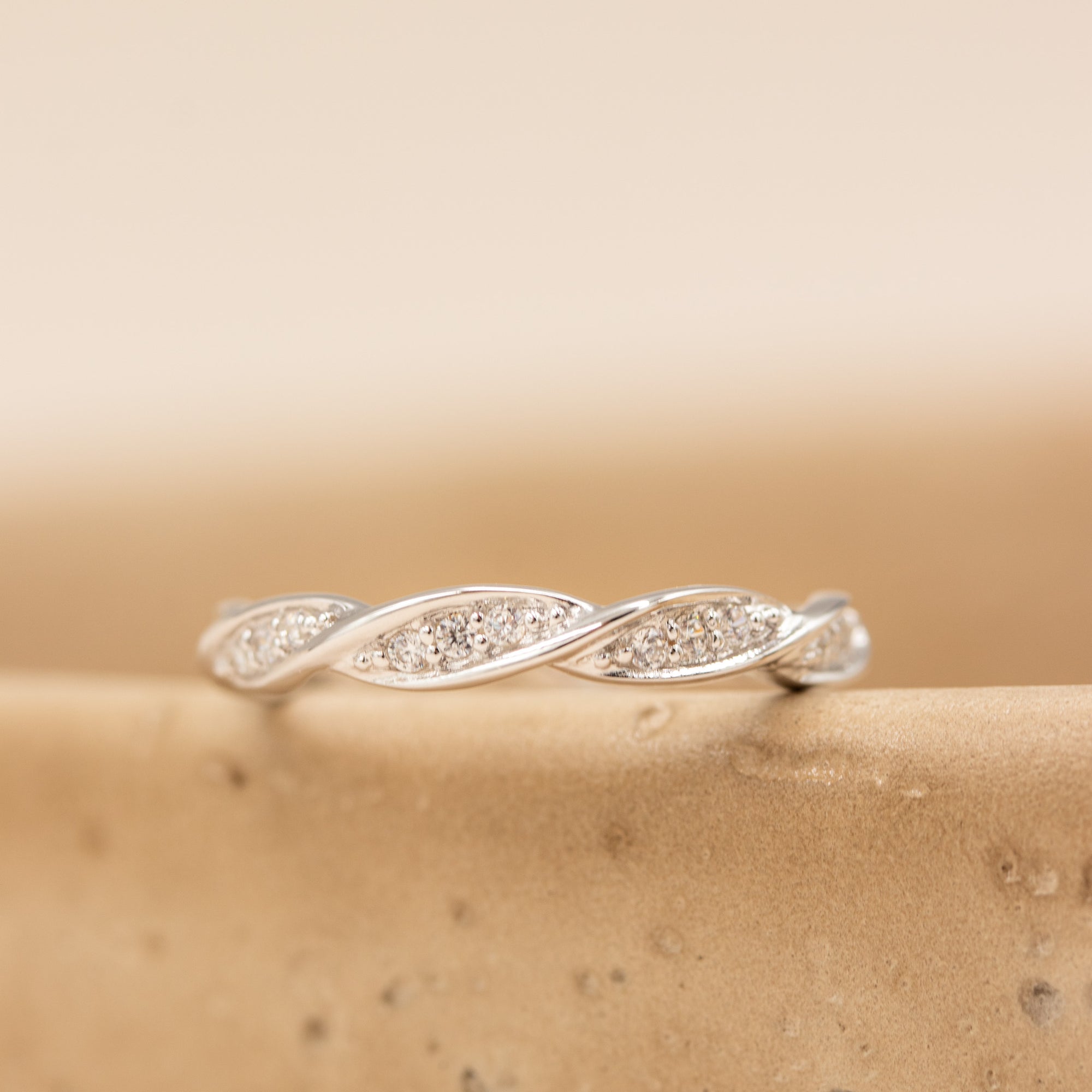 Detalje af Hazel ring i sølv med zirkonia
