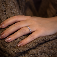 Hazel ring i sølv båret på finger