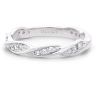 Hazel ring i sterlingsølv med flettet design og zirkonia med hvid baggrund