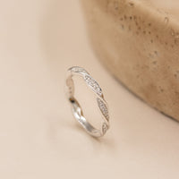 Sideprofil af Hazel ring i sterlingsølv med flettet design og zirkonia

