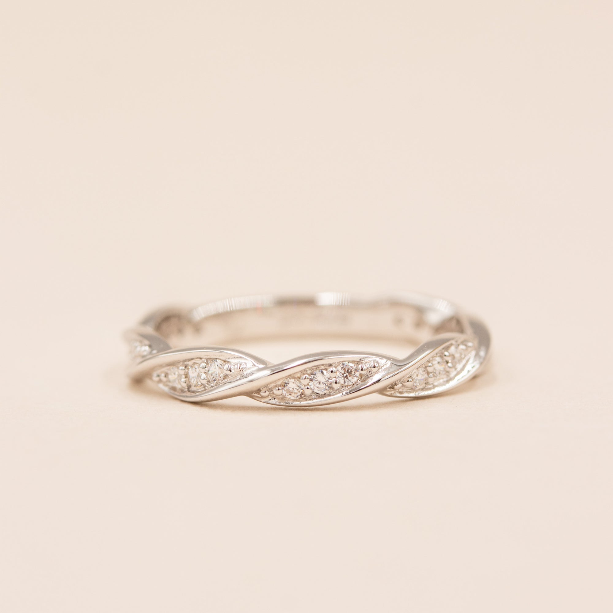 Hazel ring i sterlingsølv med flettet design og zirkonia
