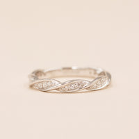 Hazel ring i sterlingsølv med flettet design og zirkonia
