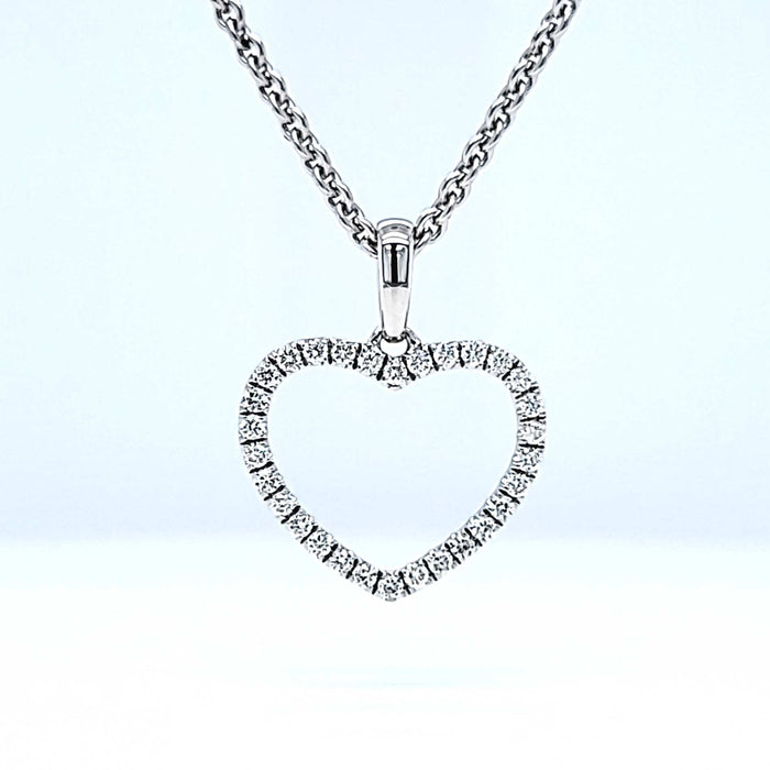 Hjertevedhæng i hvidguld med diamanter, set forfra på kæde