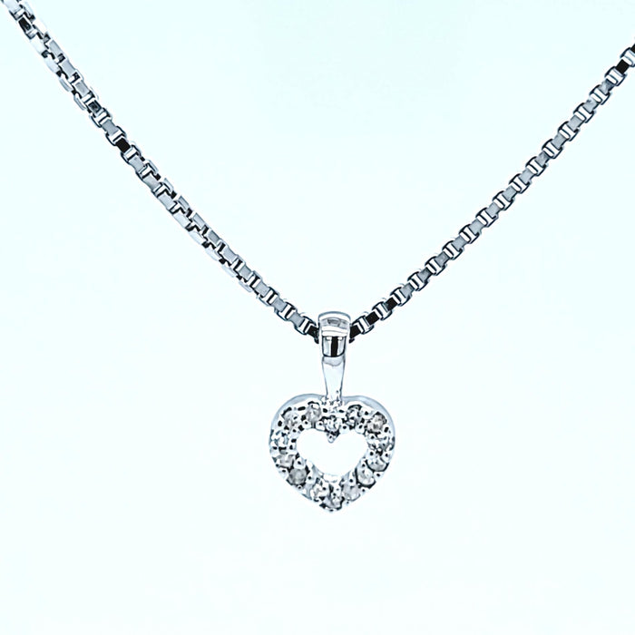 Hjertevedhæng i hvidguld med diamanter, set forfra på kæde
