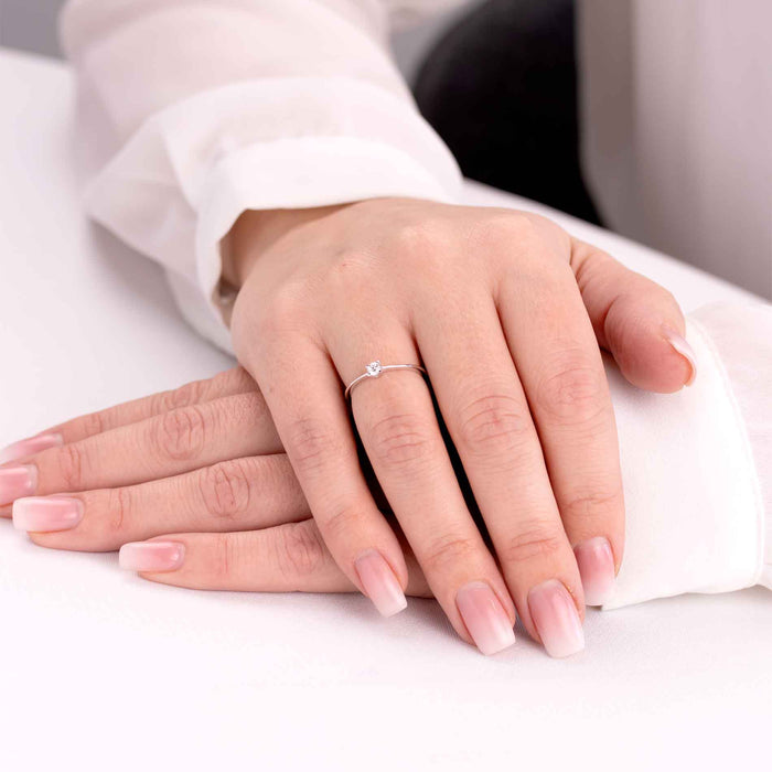 Solitaire ring i hvidguld med en diamant på model