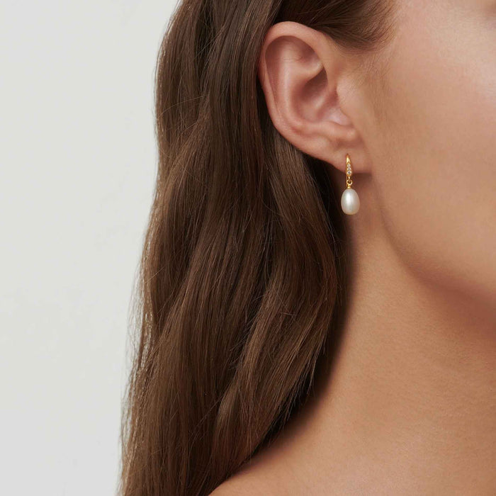 Forgyldte øreringe med perler og zirkonia fra Julie Sandlau