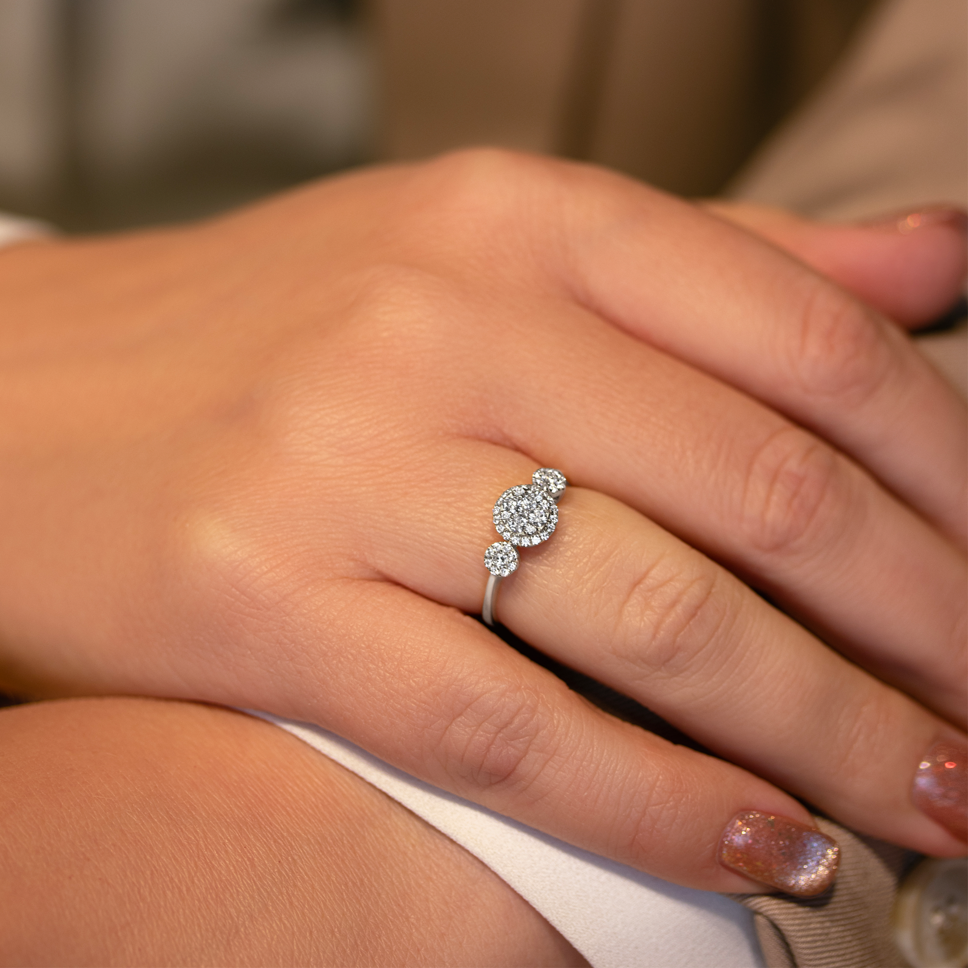 Katharina ring i 18 kt. hvidguld med 0,40 ct. diamanter vist på hånd