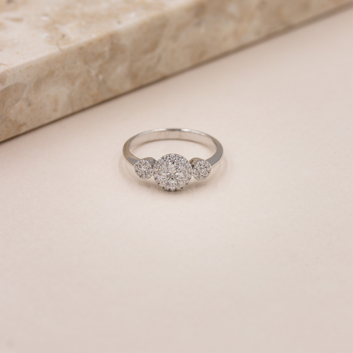 Katharina ring udført i 18 kt. hvidguld med i alt 0,40 ct. diamanter fotograferet på lyst underlag