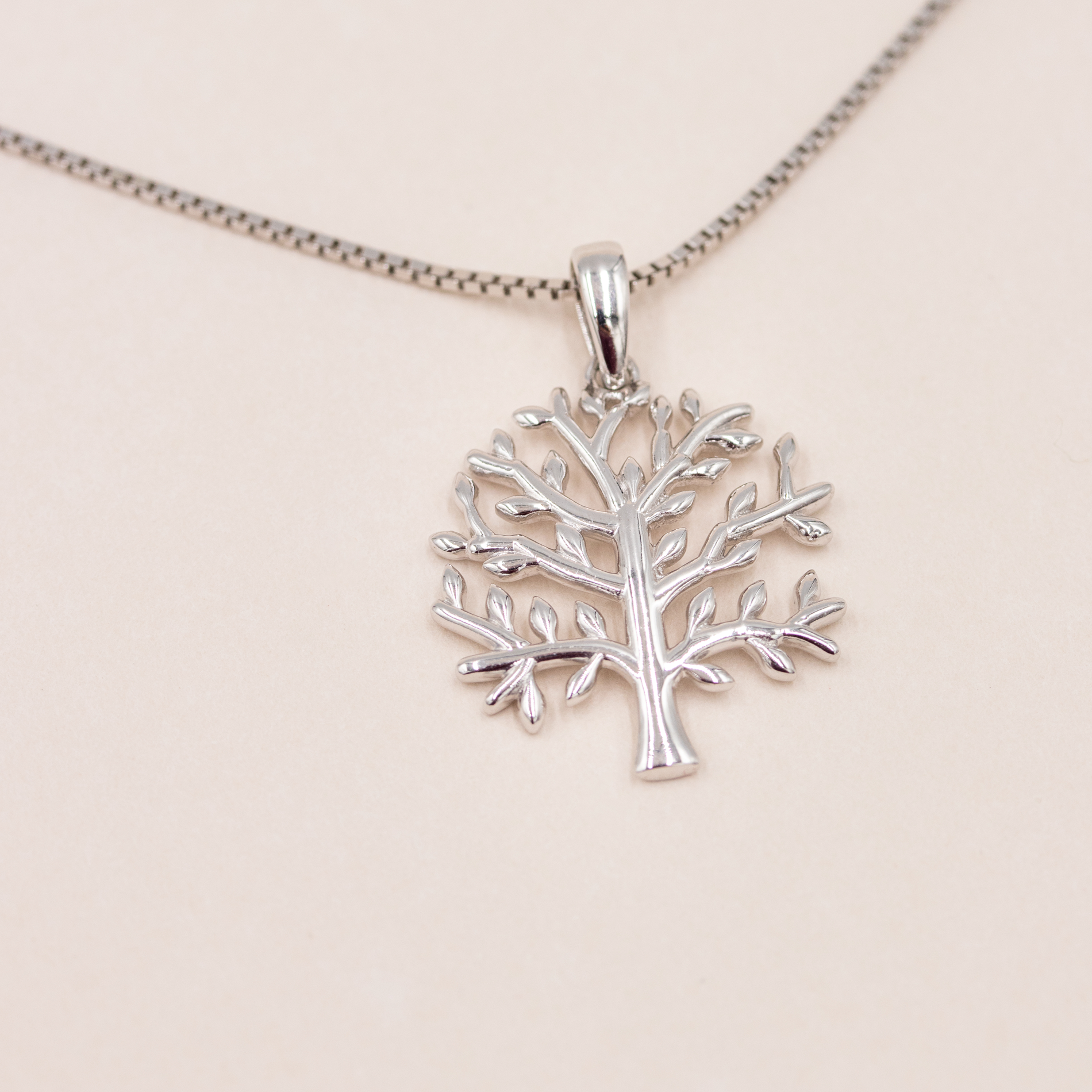 Close-up af Leaf vedhæng i blankpoleret sterling sølv med fine detaljer