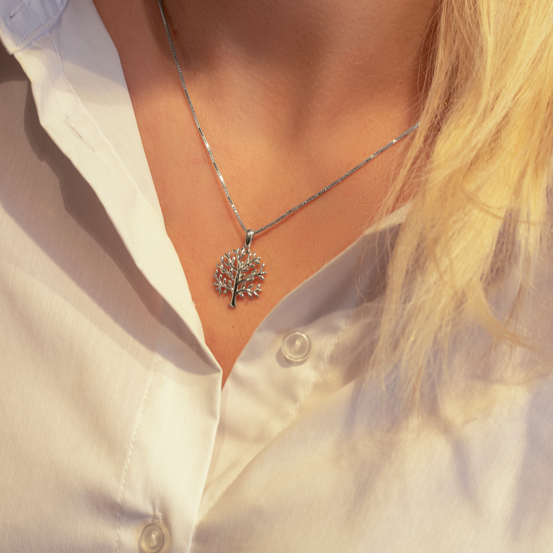 Leaf halskæde i sterling sølv båret om halsen