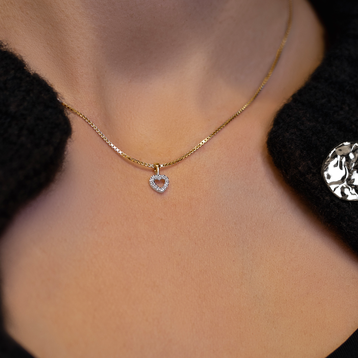 Lilo hjerte vedhæng i guld med diamanter båret på hals
