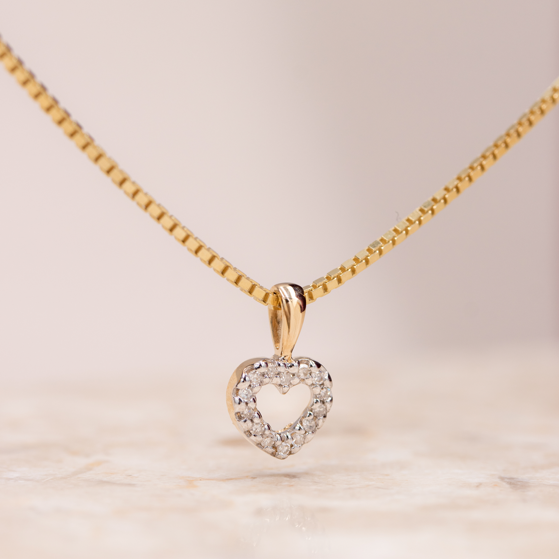 Lilo hjerte vedhæng i 14 kt. guld med diamanter set forfra