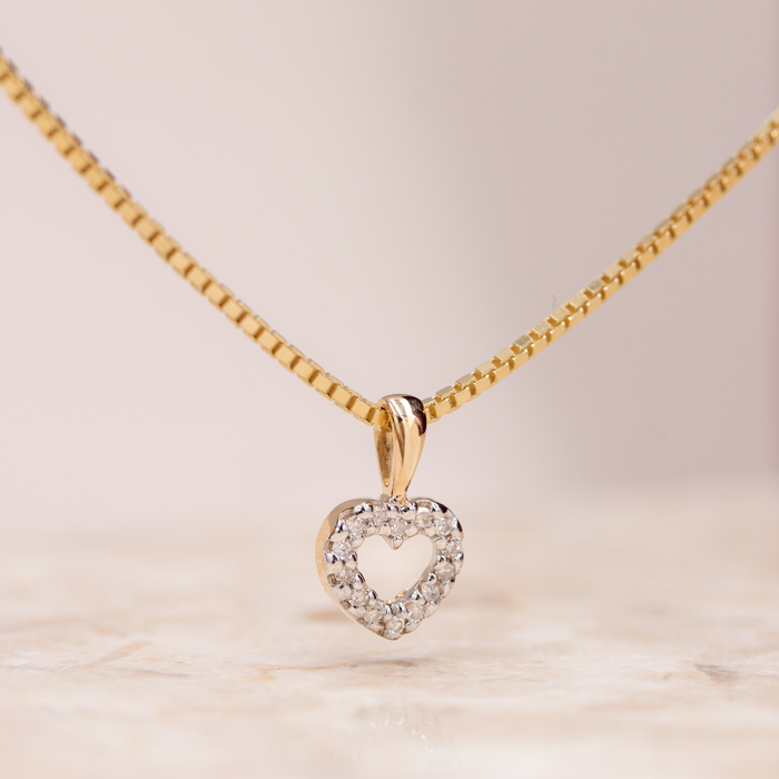 Lilo hjerte vedhæng i 14 kt. guld med diamanter set forfra