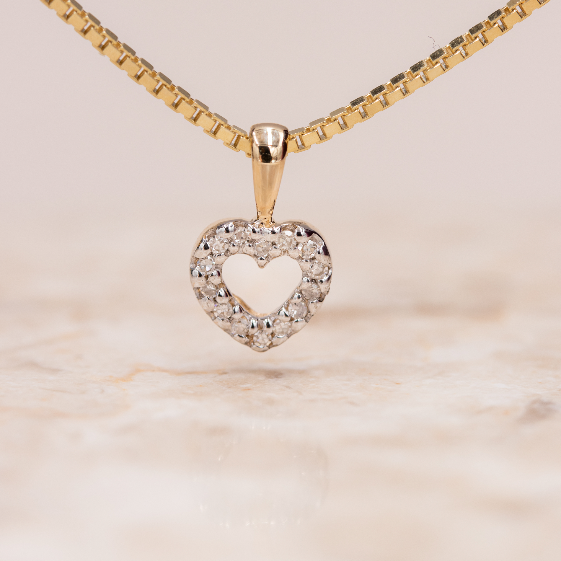 Nærbillede af Lilo hjerte vedhæng i guld med diamanter
