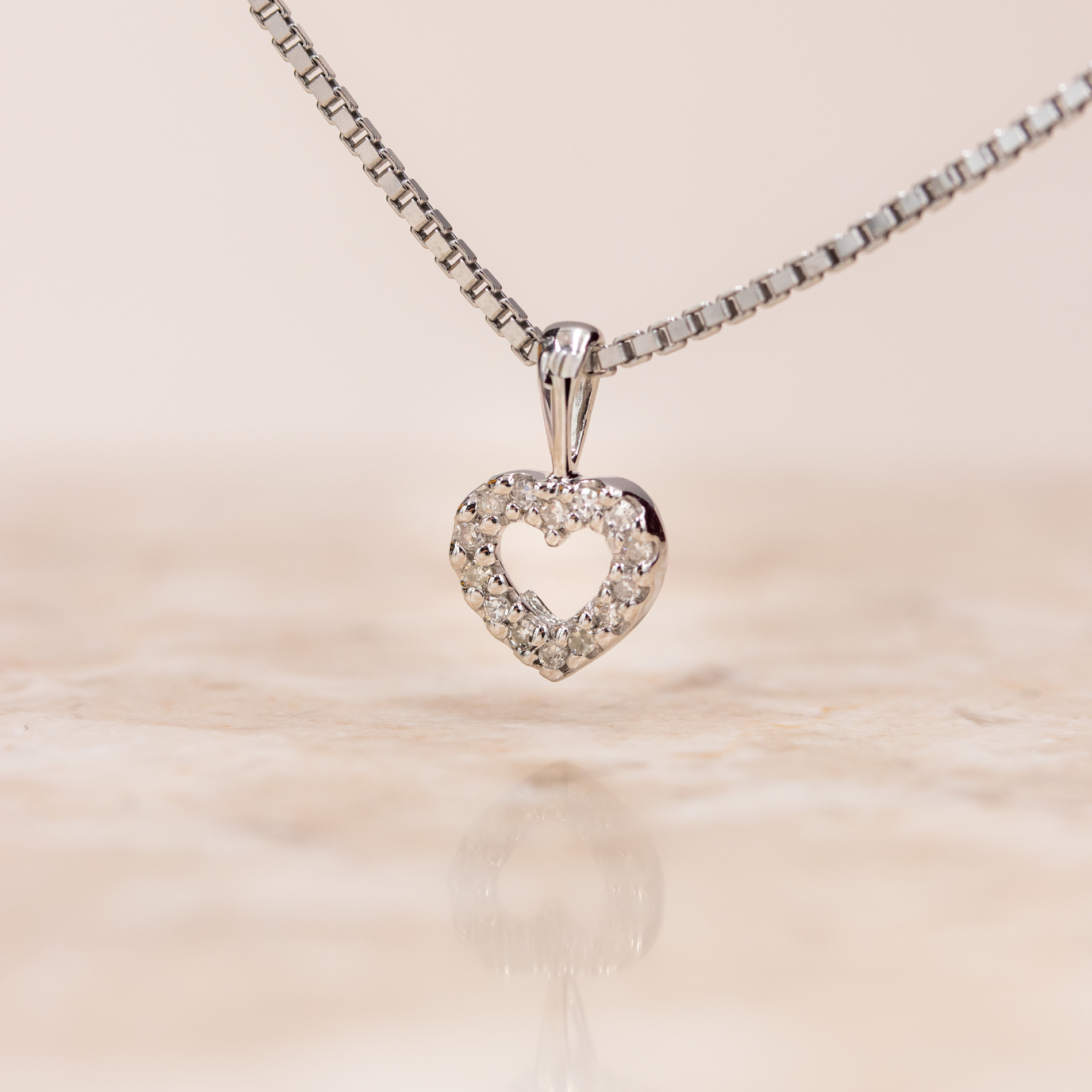 Detaljebillede af Lilo hjerte vedhæng med diamanter
