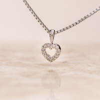 Detaljebillede af Lilo hjerte vedhæng med diamanter
