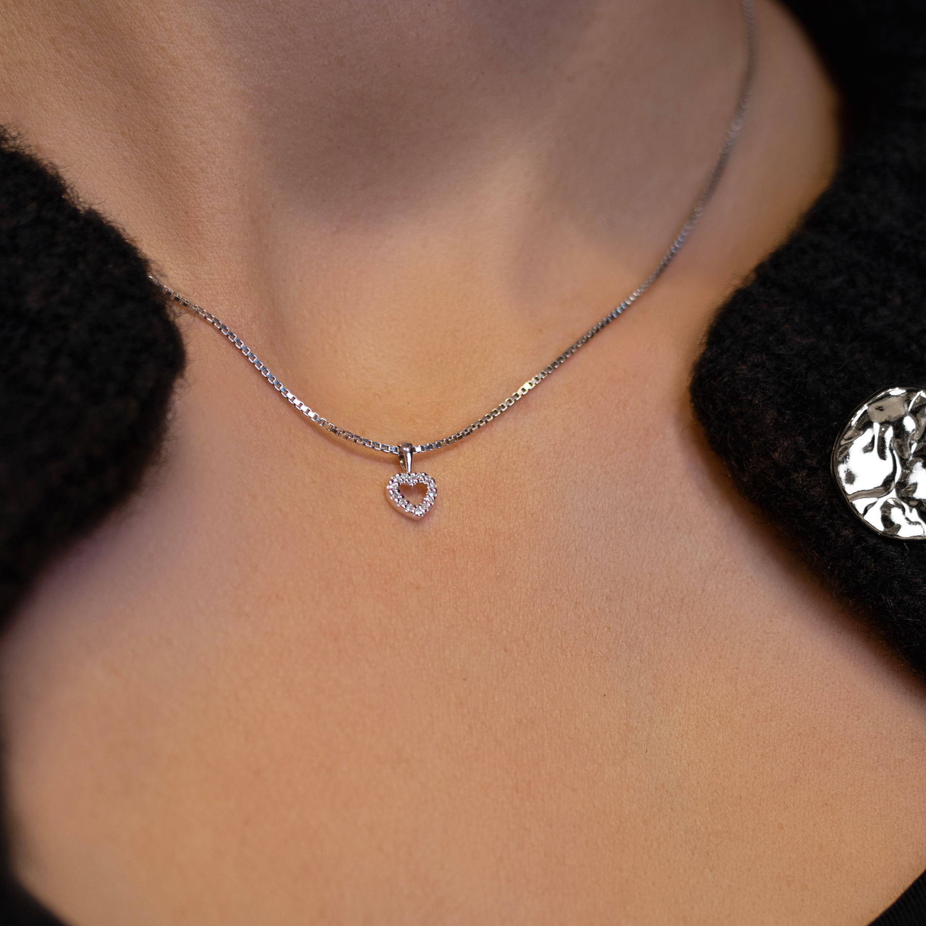 Lilo hjerte vedhæng båret på model
