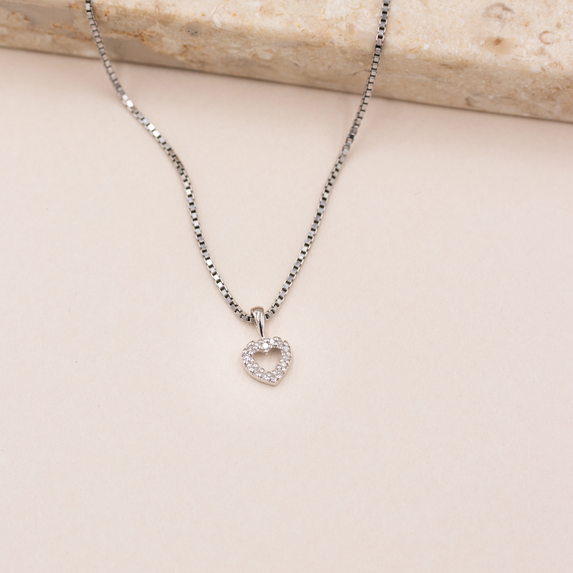 Hjerte vedhæng i hvidguld med funklende diamanter