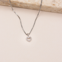 Hjerte vedhæng i hvidguld med funklende diamanter