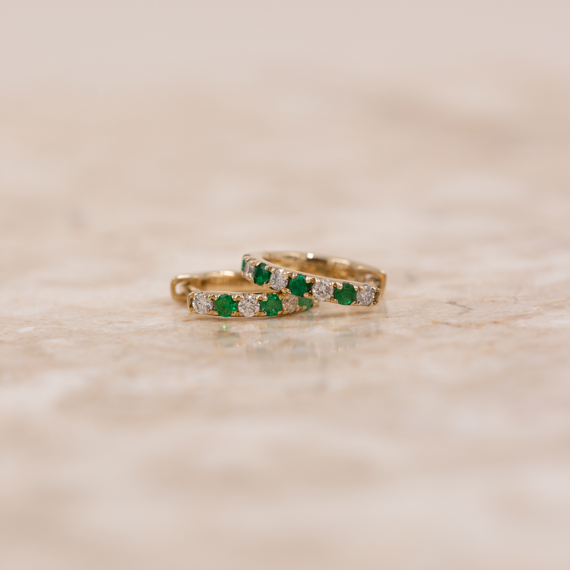 London creoler i guld med diamanter og smaragder set fra siden