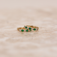 London creoler i guld med diamanter og smaragder set fra siden