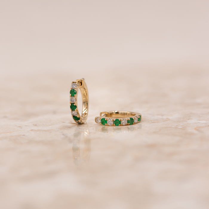 Creoler i 14 kt. guld med 0,10 ct. diamanter og smaragder set forfra