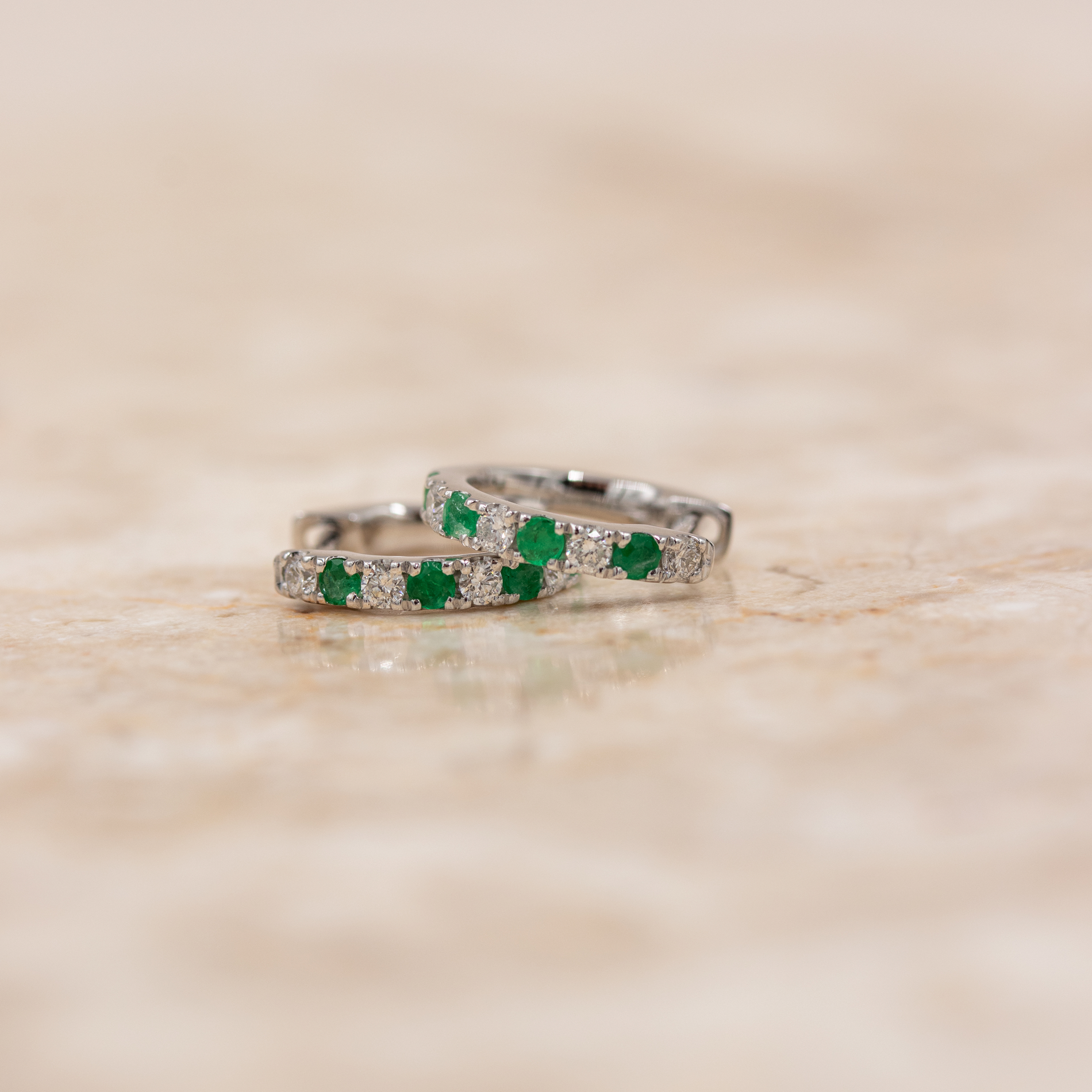 London creoler i 14 kt. hvidguld med diamanter og smaragder, set forfra
