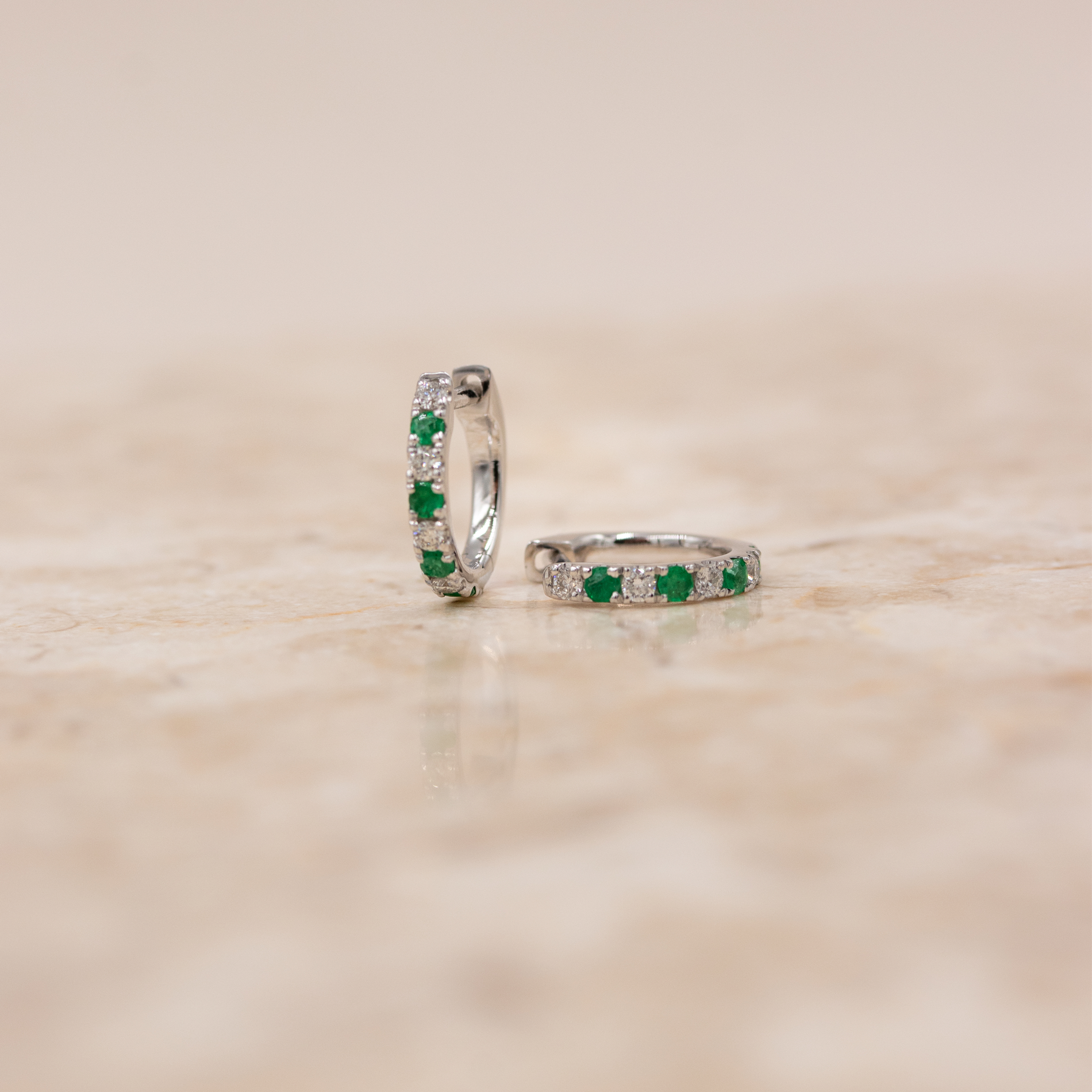 London creoler i 14 kt. hvidguld med 0,10 ct. diamanter og smaragd, set fra siden