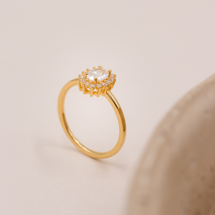 Luda ring i forgyldt sølv med oval centersten og zirkonia i krans