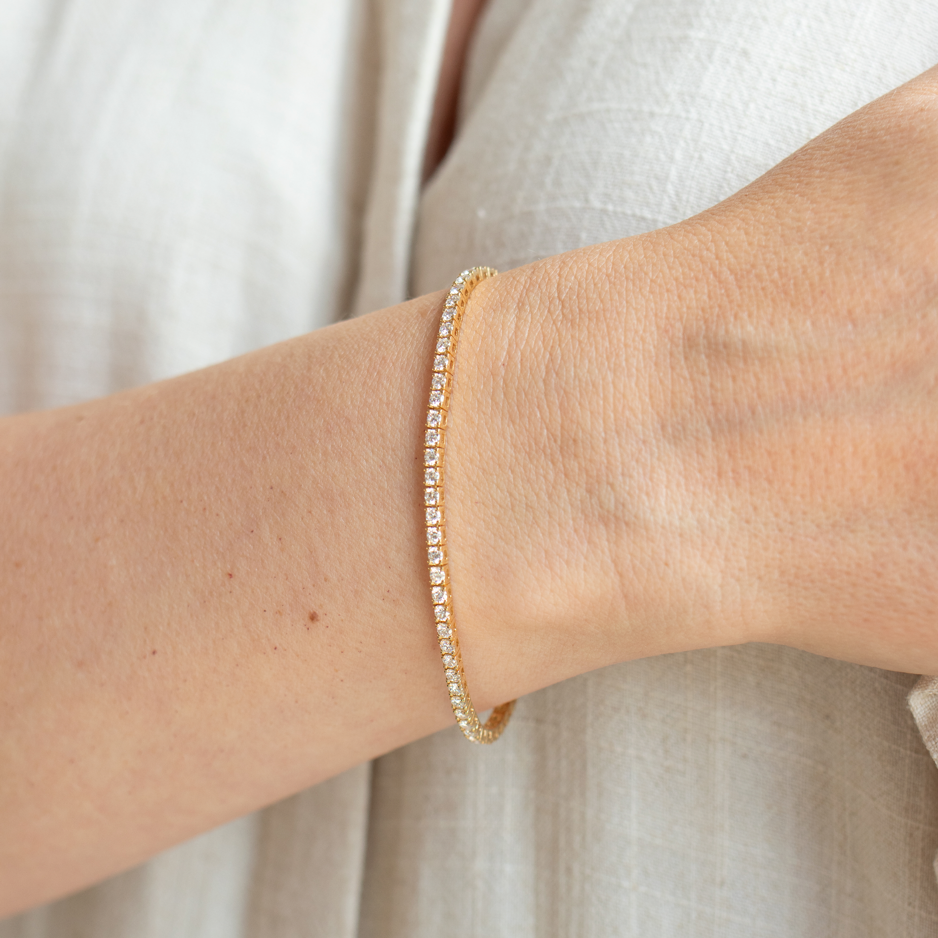 Tennisarmbånd i guld med en række diamanter i alt 2,78 carat, set på model
