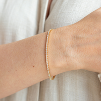 Tennisarmbånd i guld med en række diamanter i alt 2,78 carat, set på model