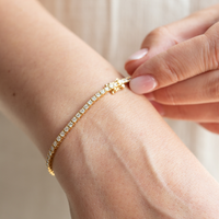 Tennisarmbånd i guld med en række diamanter i alt 2,78 carat, set på model