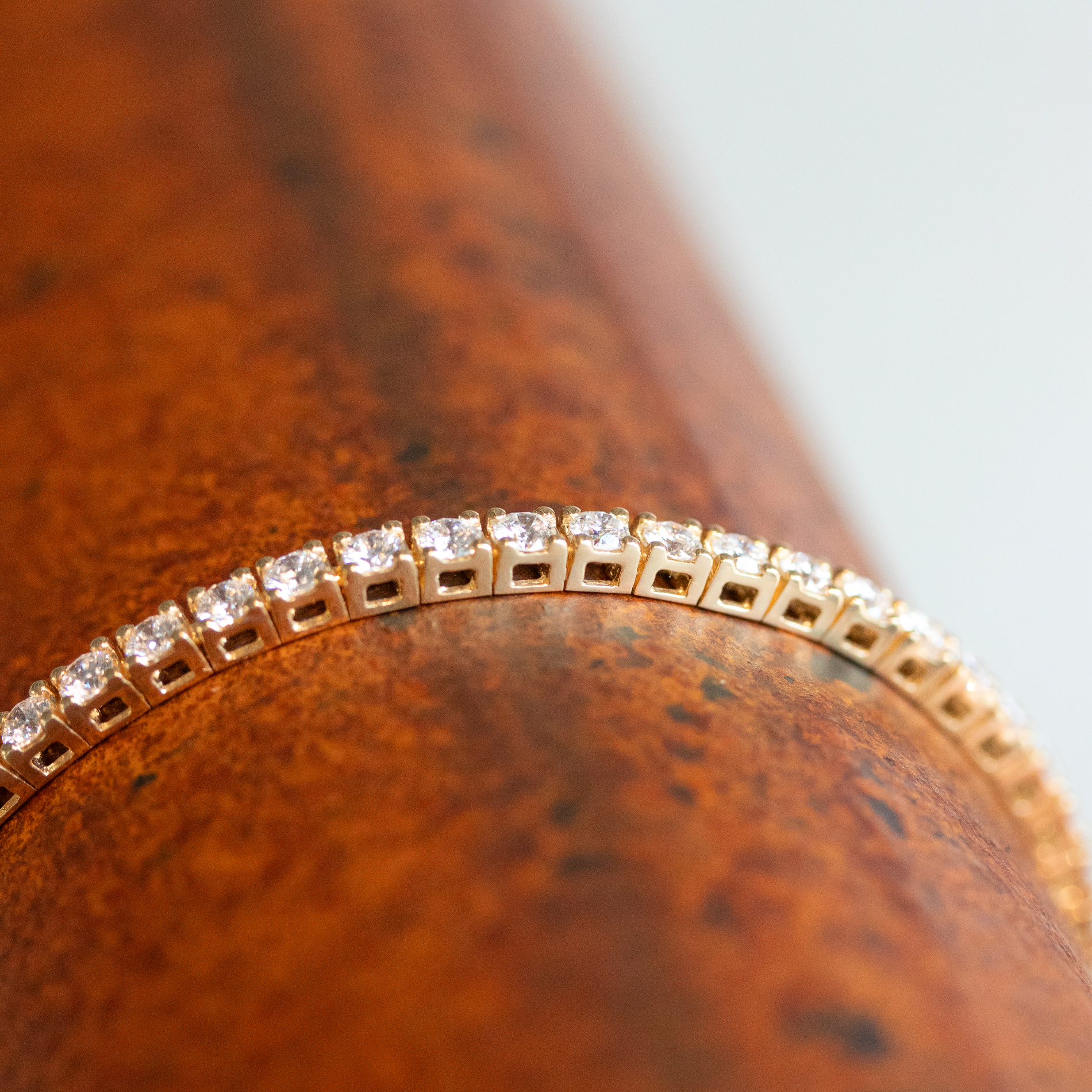 Tennisarmbånd i guld med en række diamanter i alt 2,78 carat, set fra siden