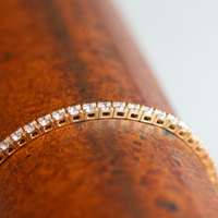 Tennisarmbånd i guld med en række diamanter i alt 2,78 carat, set fra siden