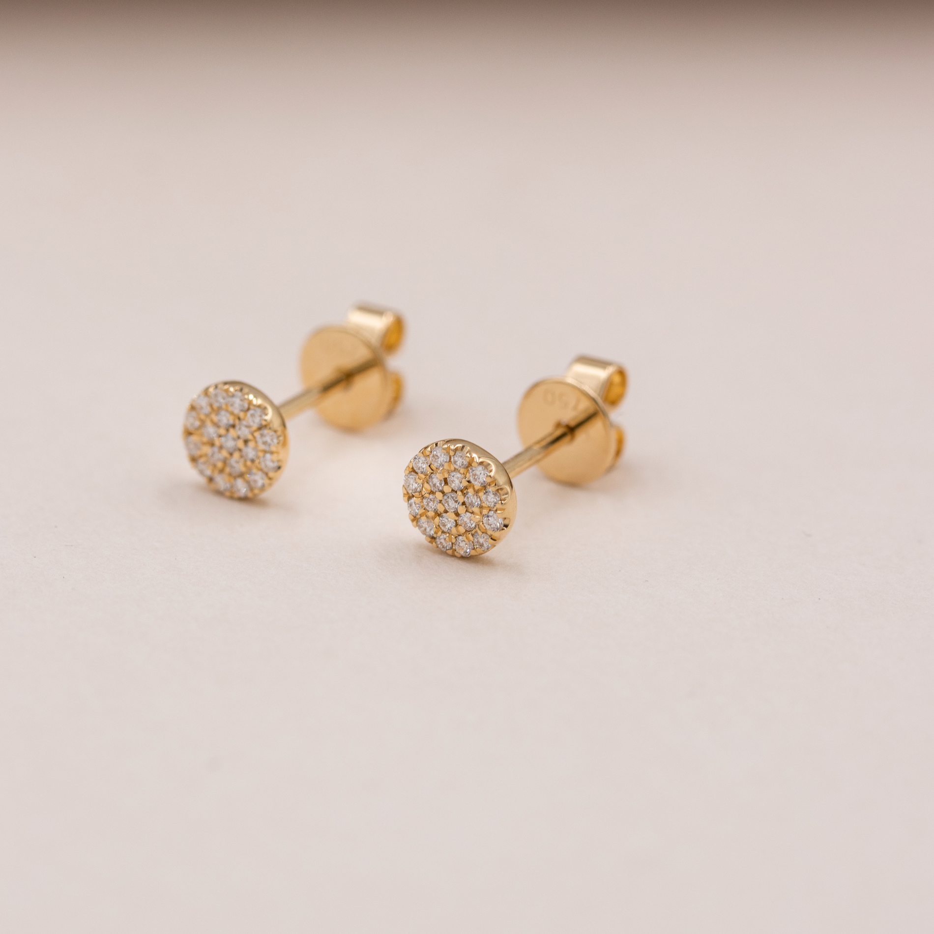 Detaljebillede af Mia ørestikker med brillantslebne diamanter i guld