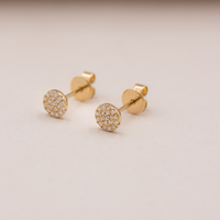Detaljebillede af Mia ørestikker med brillantslebne diamanter i guld