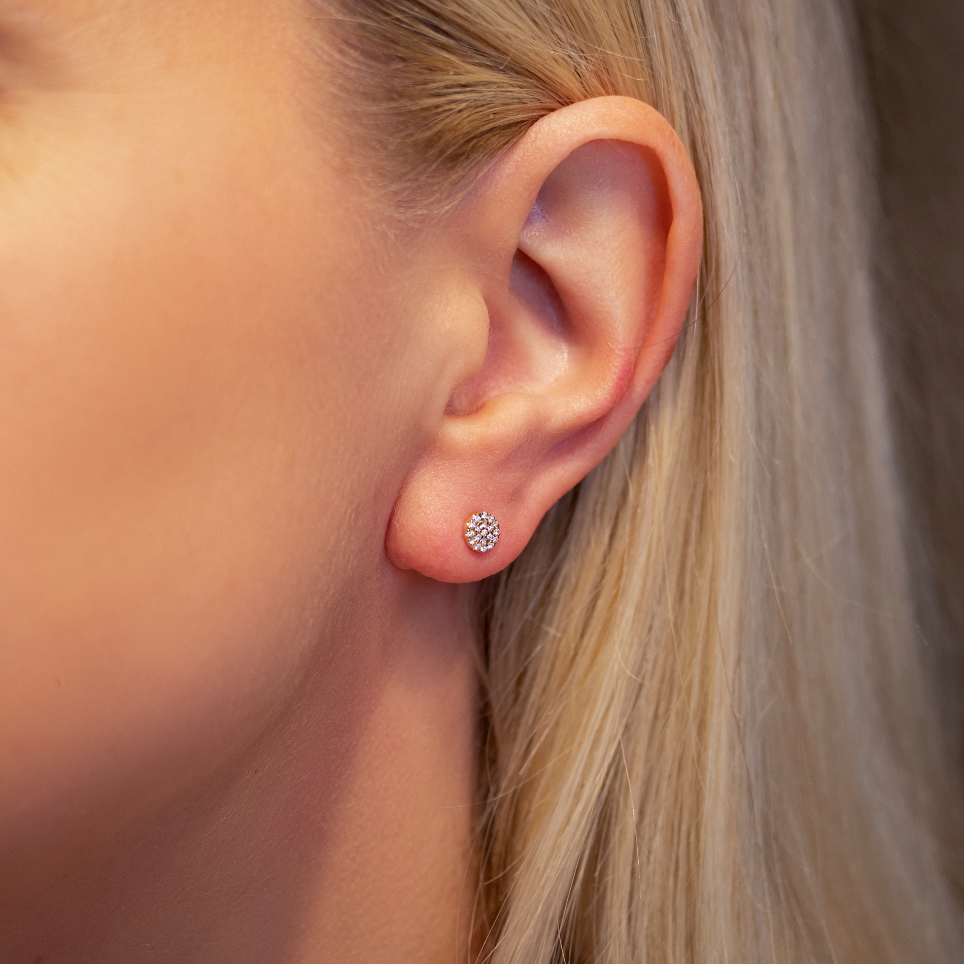 Mia ørestikker med 0,12 ct. diamanter båret på øret