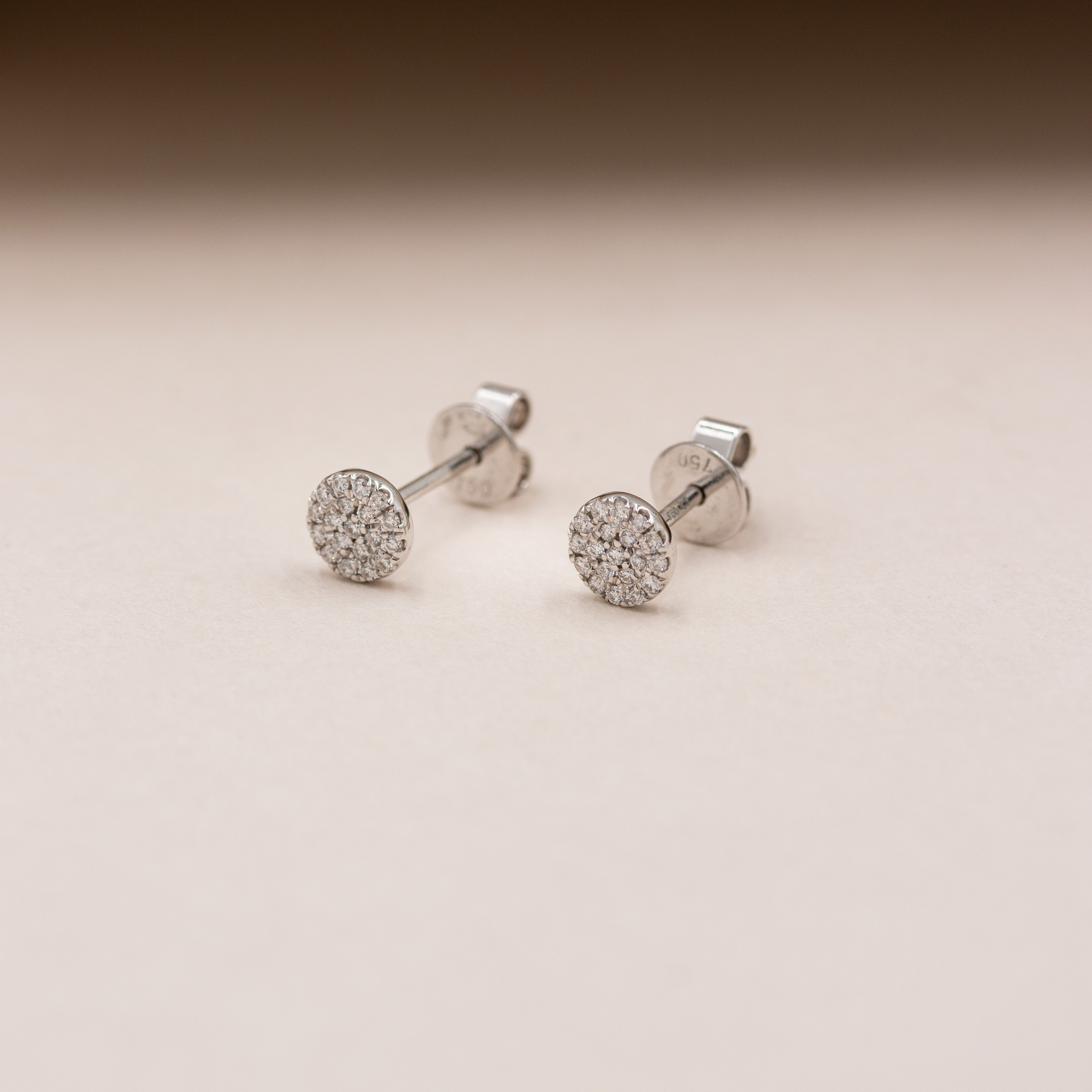 Detaljebillede af Mia ørestikker med brillantslebne diamanter i hvidguld