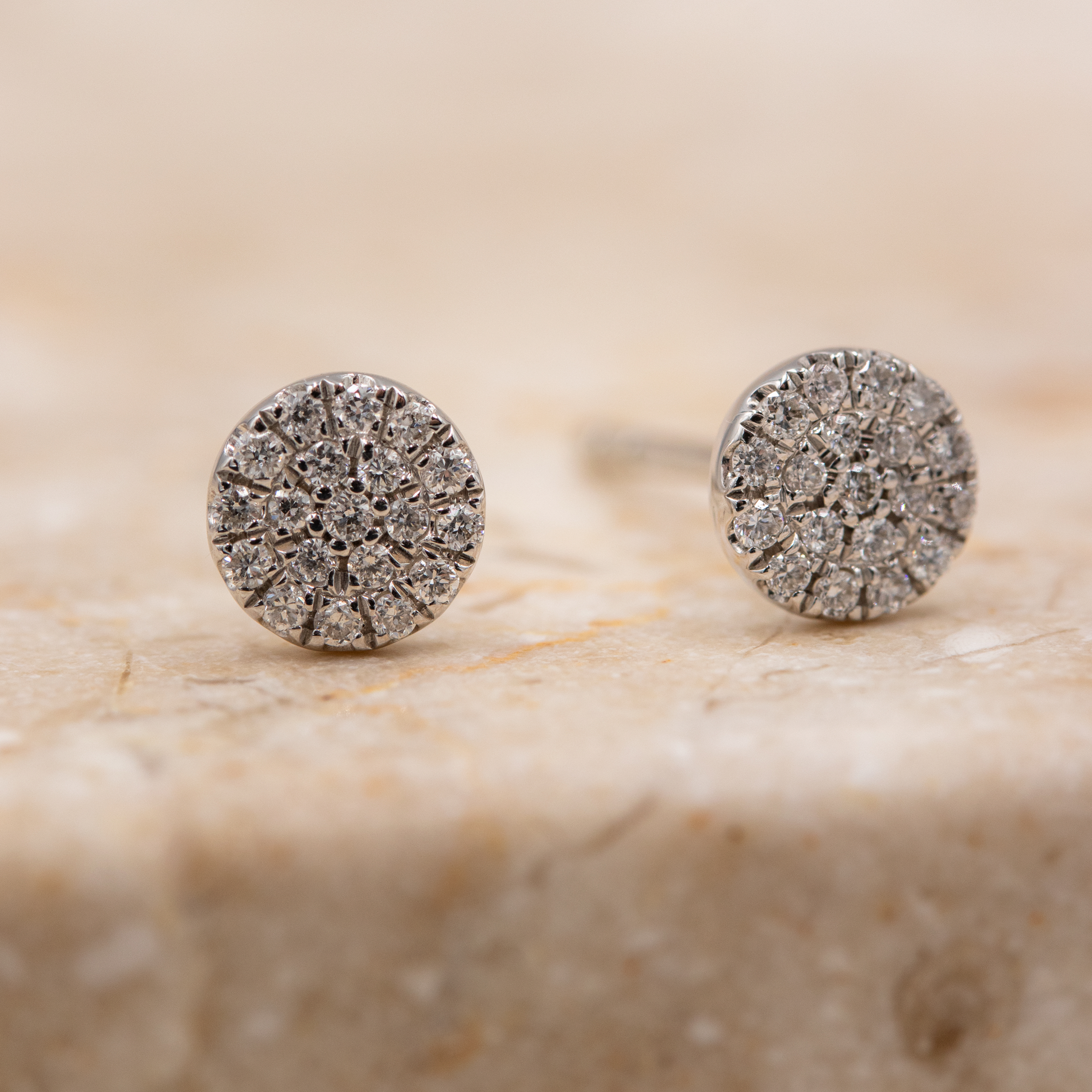 Ørestikker i 18 kt. hvidguld med pavéfattede diamanter på 0,12 ct.