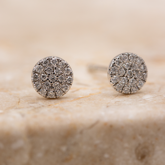 Ørestikker i 18 kt. hvidguld med pavéfattede diamanter på 0,12 ct.