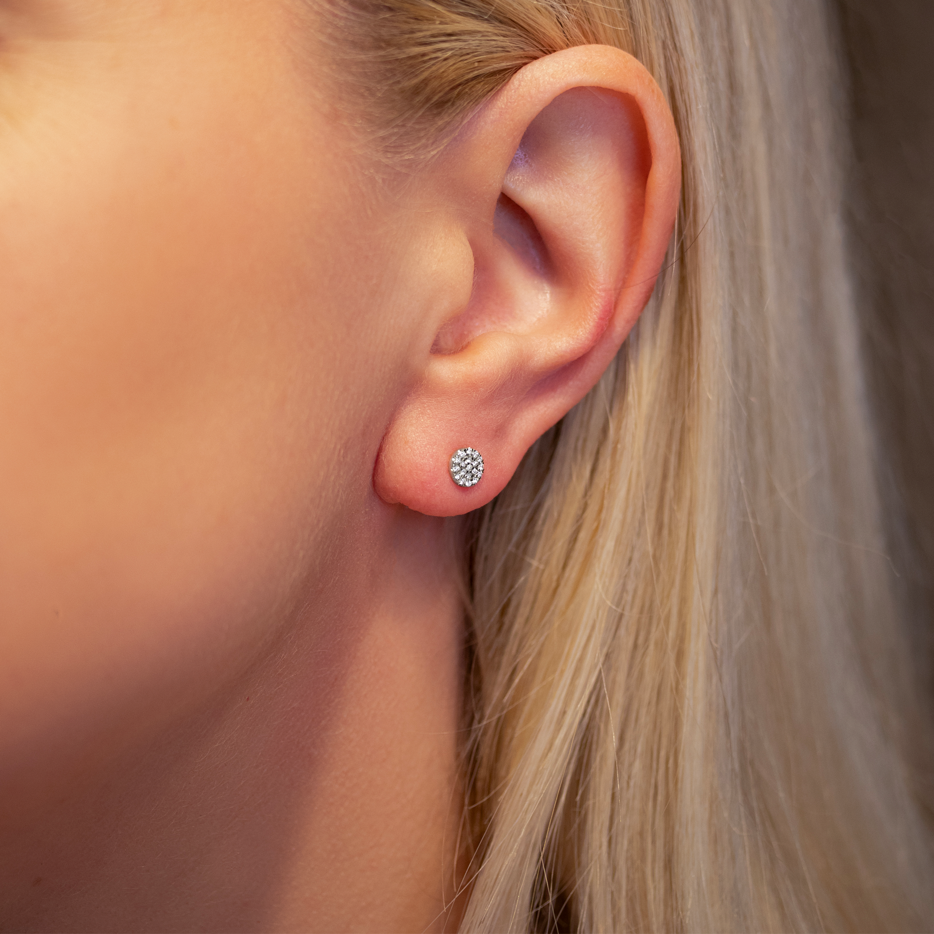 Mia ørestikker med 0,12 ct. diamanter båret på øret