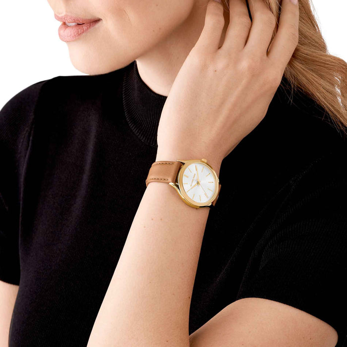 Guldtonet ur med hvid skive og brun læderrem fra Michael Kors