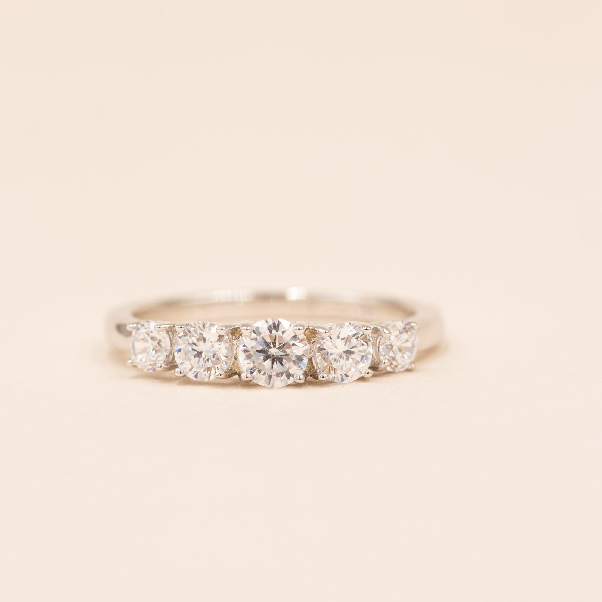 Nora IV alliancering i sterlingsølv med zirkonia
