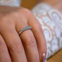 Nora IV alliancering i sølv vist på hånd