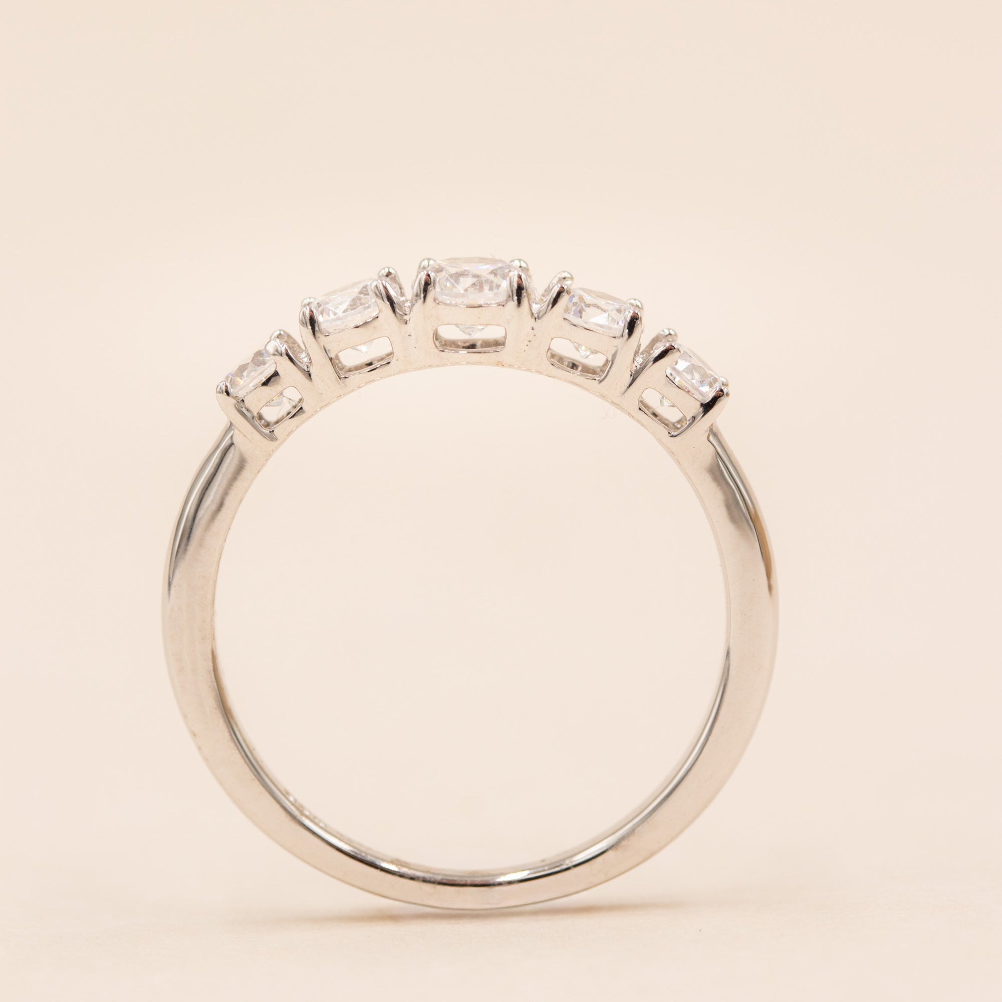 Sideprofil af Nora IV alliancering i sølv med zirkonia
