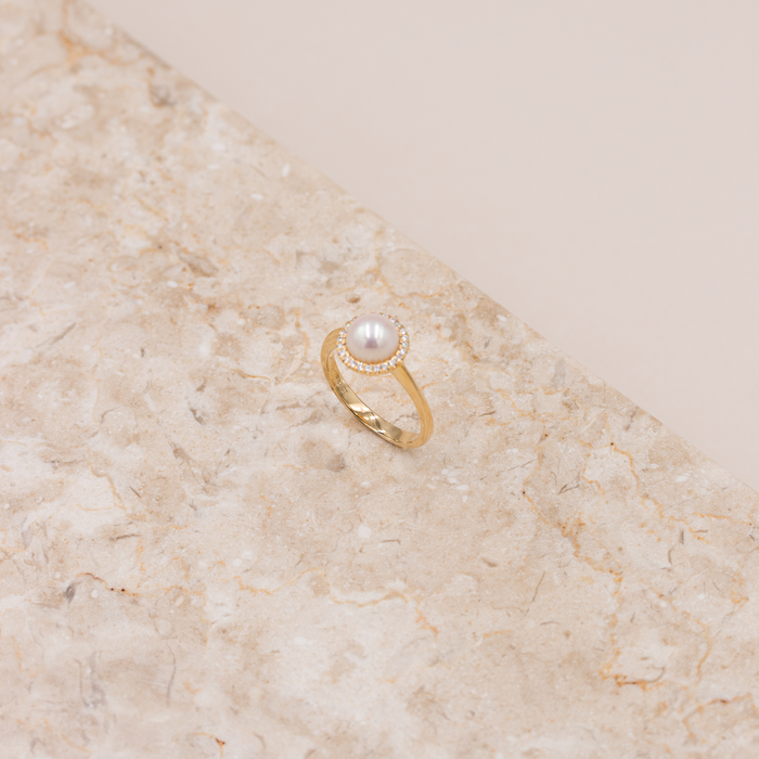 Ocean ring i 18 kt. guld med perle og brillantslebne diamanter set ovenfra
