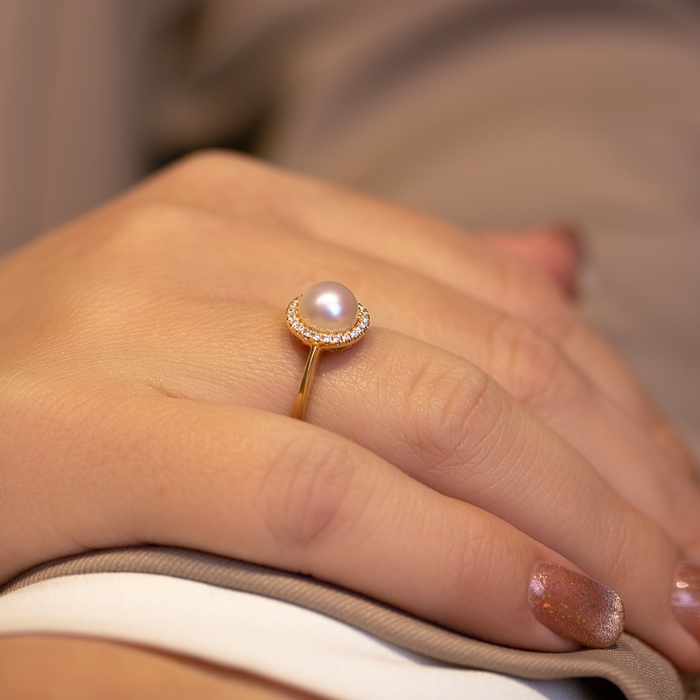 Ocean ring i 18 kt. guld med perle båret på hånd
