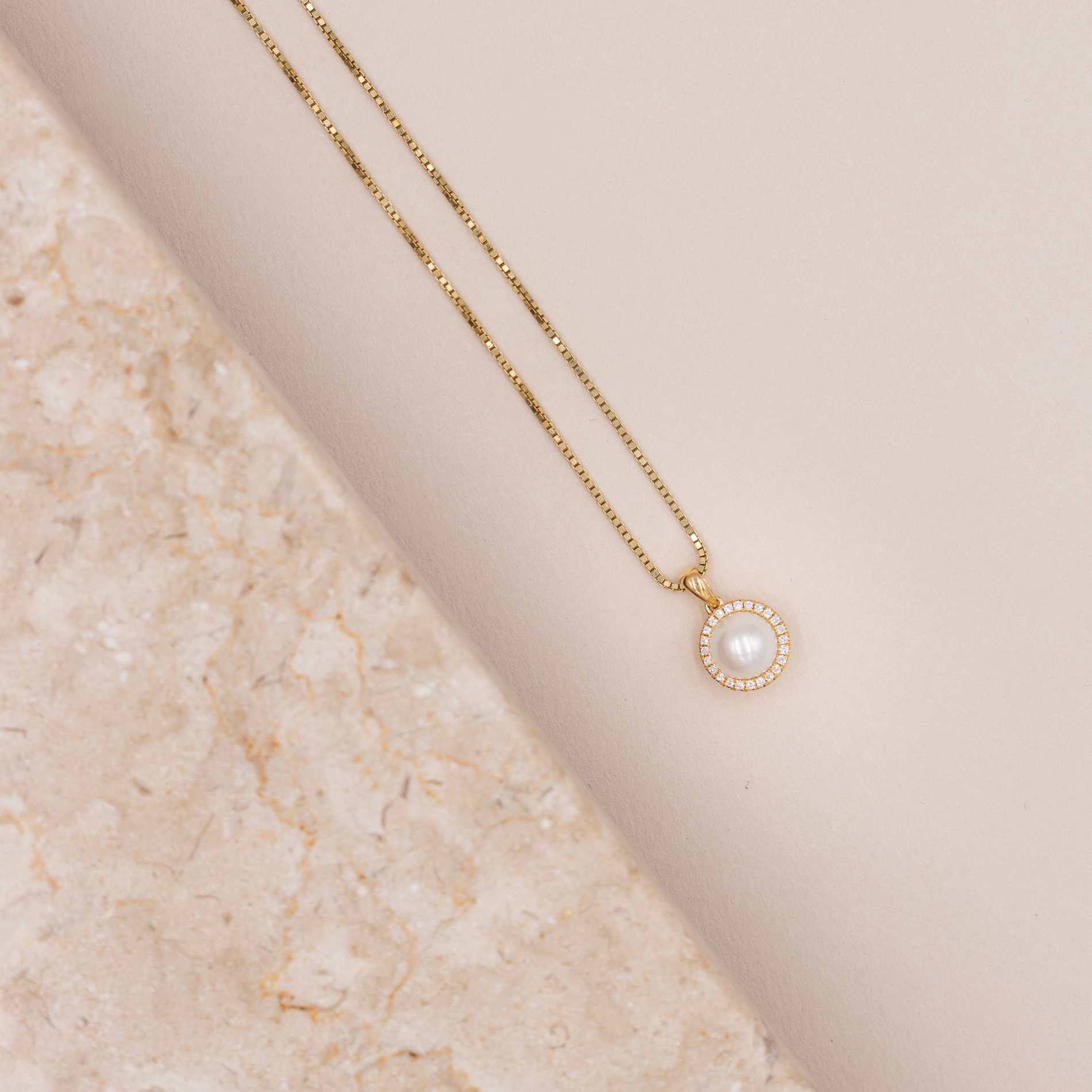 Ocean vedhæng i 18 kt. guld med perle og diamanter