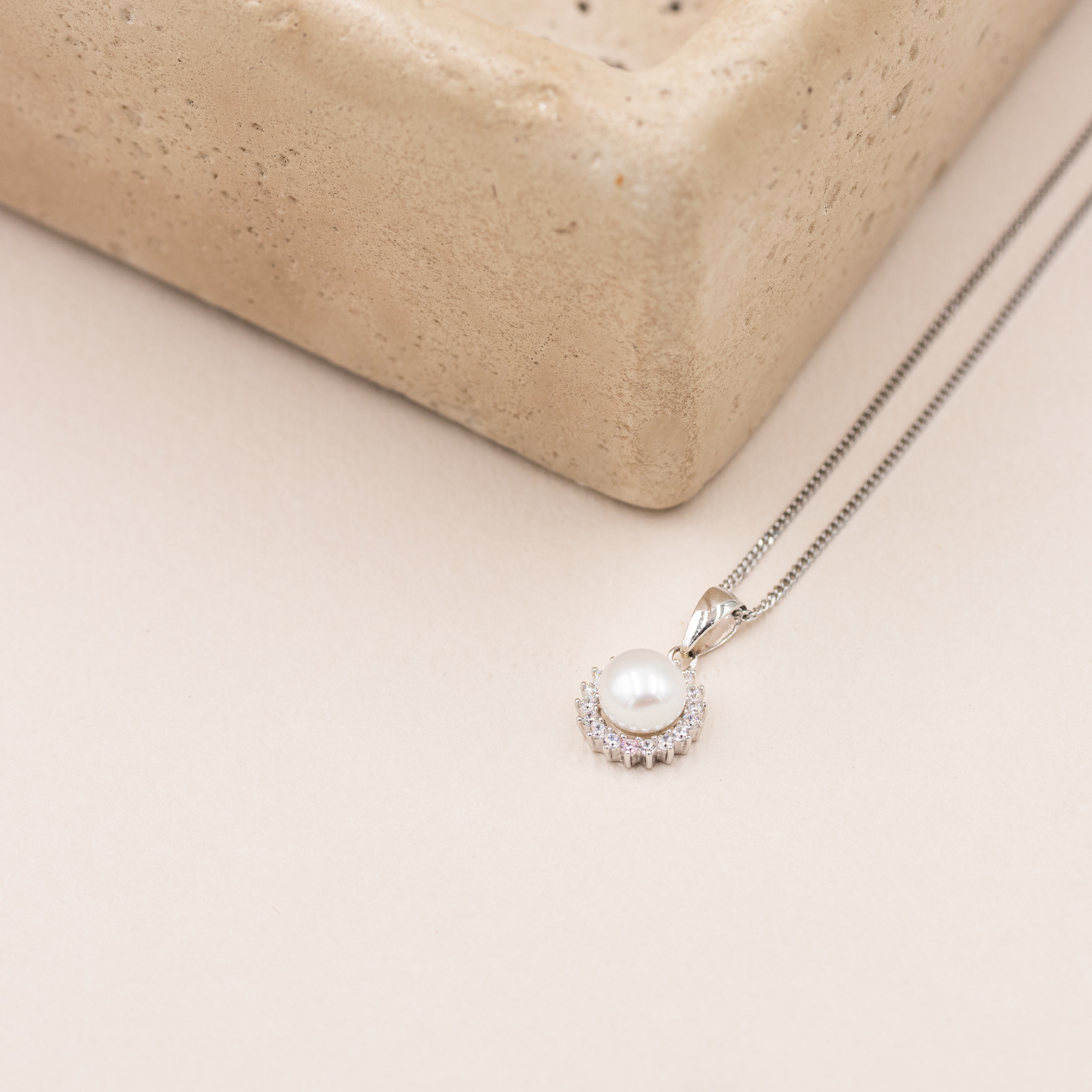 Ocean Pearl halskæde i sterling sølv med perle og zirkonia, close-up